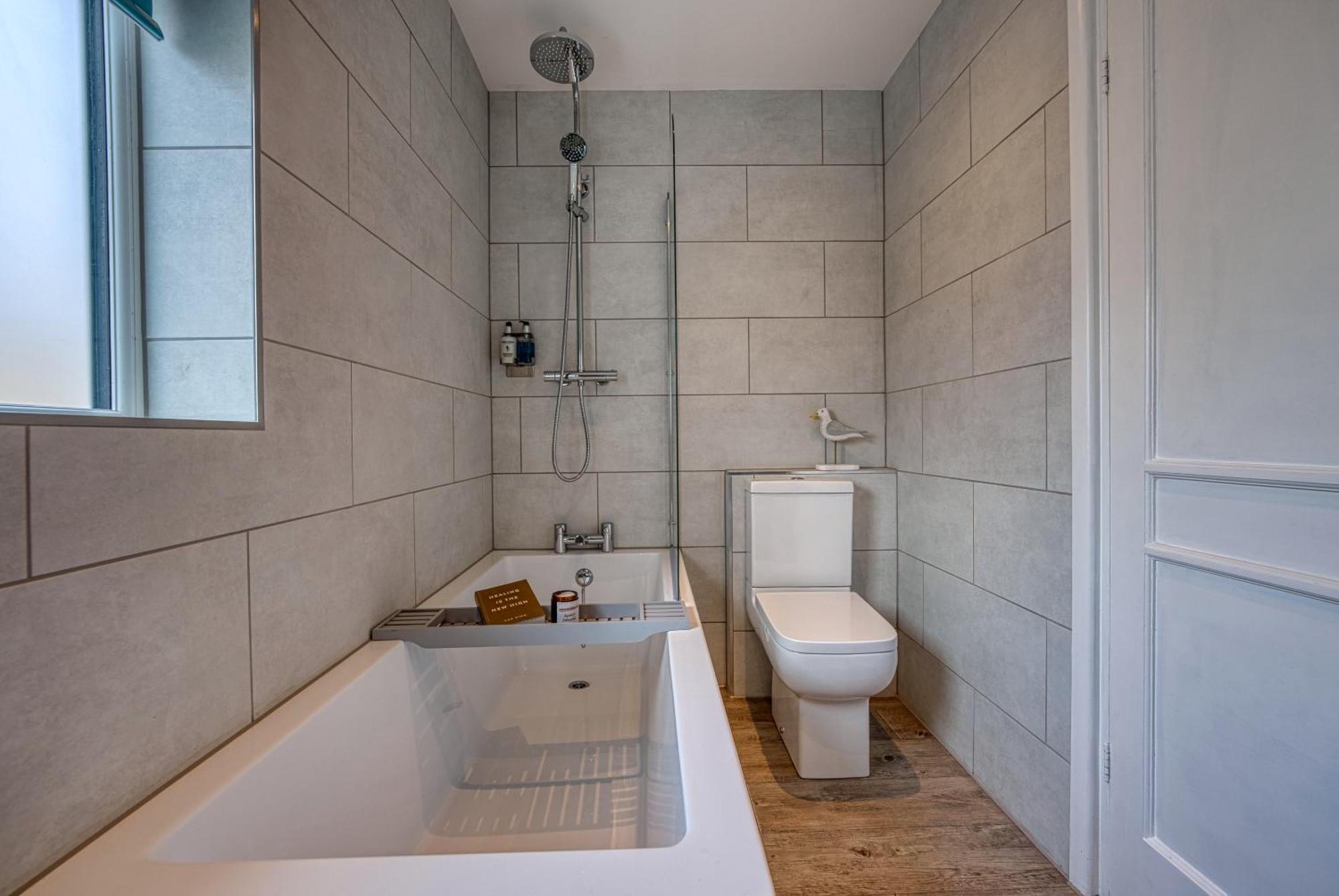 2 Bedrooms Modern, Stunning & Stylish Contractor House, Prime Portsmouth Location With Free Parking Permit, Summer Special Offer!! - By Blue Puffin Stays 外观 照片
